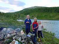 Helene, Kim Mari og Ingrid ved Ågvatnet