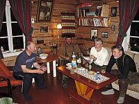 Odd, Gustav, Harry og Arnfinn i stua på Birkeli