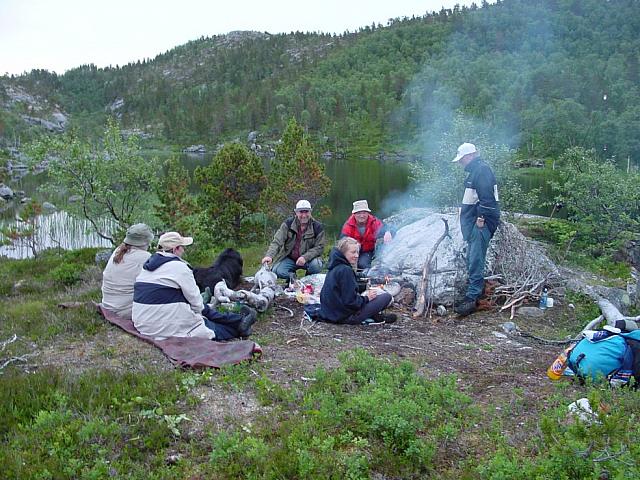 Kaffe og pølser ved bålplassen, uten Bjørg, med Inge