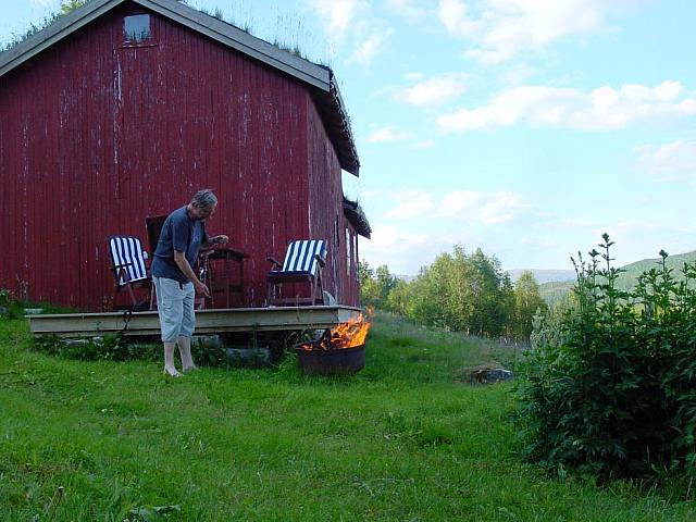 Inge fyrer opp grillgryta