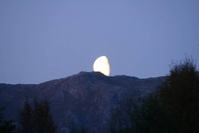 Månen opp av FjellFjellet