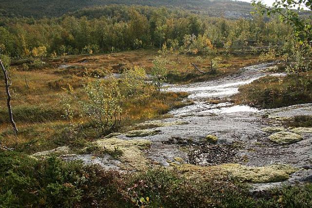 Oppkjørte svaberg gjennom myra